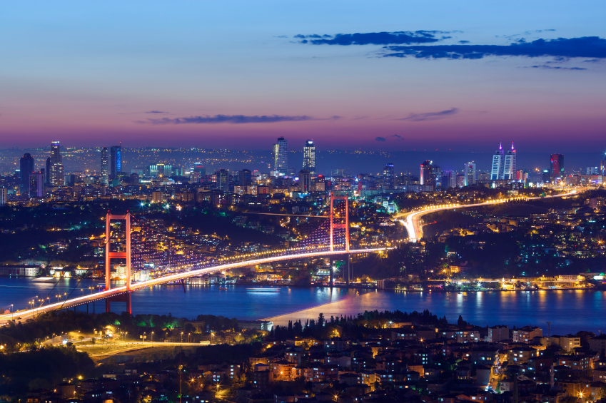 Estrecho del Bósforo de noche en Estambul, Turquía